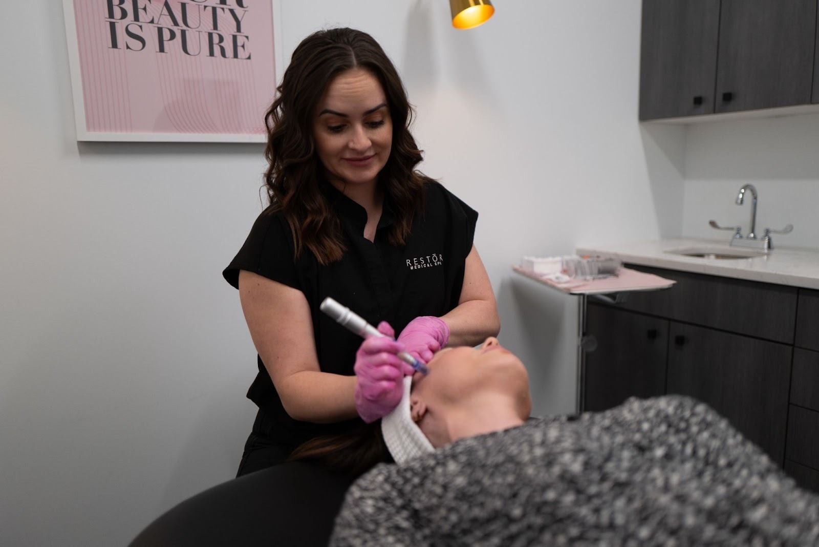 RF Microneedling vs. Traditional Microneedling – Which Delivers Better Skin Tightening?